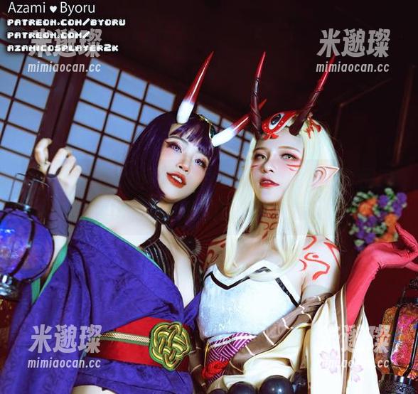 Azami与她的网袜作品搭配得如此契合，图包内容比我昨天吃的自拍还要有趣。