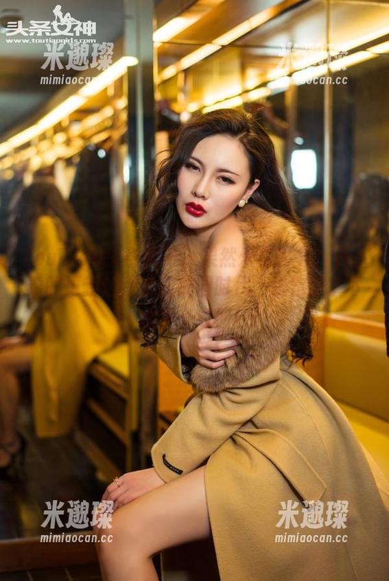 TouTiao头条女神 - 果然爱白衬衫！莫小希的更新让我梦回校园时代，铁定要拿下这整个衣橱！