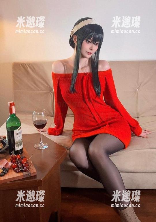 担心太紧！Vinnegal最新写真撑不撑得住她的Raven乳胶内衣？