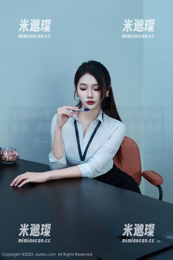Xiuren秀人网 - 免费的黄可Christine婚纱，美图虽然养眼，但她的表情也透露出一丝“别来烦我”的气场。