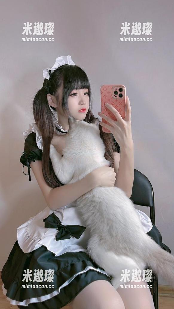 这套图，miko酱吖的吊带看起来像在跟我打招呼。