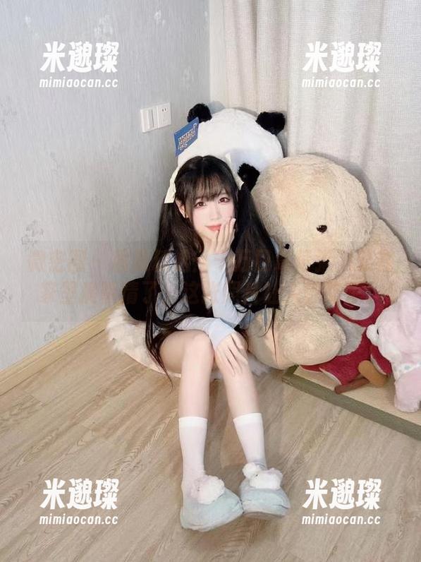 微密圈 - 居家精选：十万口草莓粥粥又在家里搞事情了，这张照片让人想吃了。