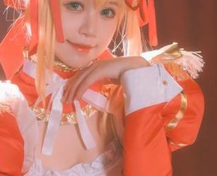 高清写真集：千反田鹿子与路人女主英梨梨的皮衣奇遇记，哈哈，好像穿越到了动画里。
