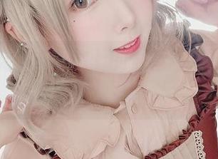 不得不说，名濑弥七的最新图集，礼服和态度好像都有些合拍。