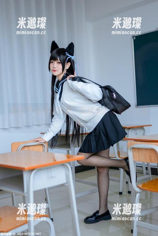 套图中的黑丝制服，喵糖映画让你一次看个够。