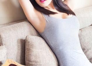头条女神 – 每次看到张译丹的泳装写真，脑海里总是浮现各种奇怪的比喻……