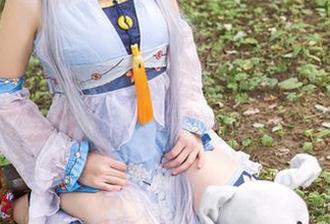 头条女神 – 梦心玥最新照片，眼镜下的深邃与趣味你能捕捉到吗？