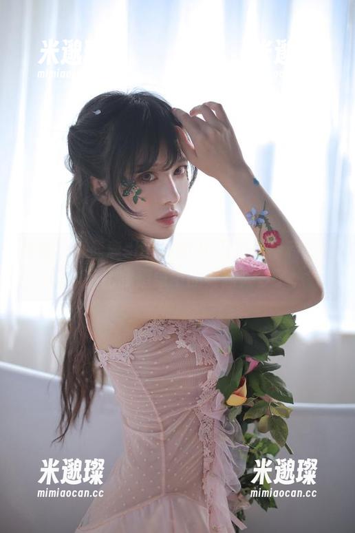 小鹿鹿shika 嘻嘻,小鹿鹿shika的20万粉丝福利,写真作品比我想象中的要迷人多了。