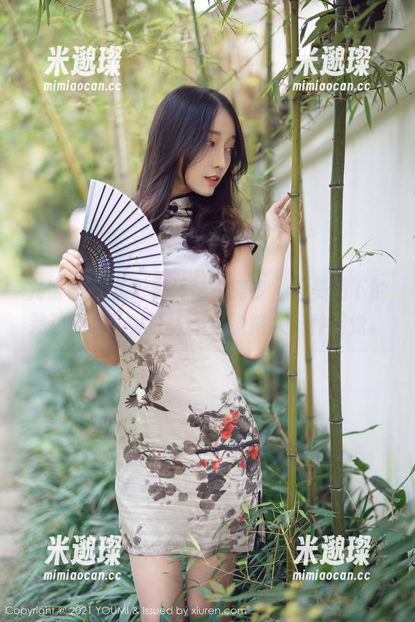 尤蜜荟 - 允尔说棉袜不能少，这美图下的灵动姿态，竟让人不自觉陷入一种错觉。
