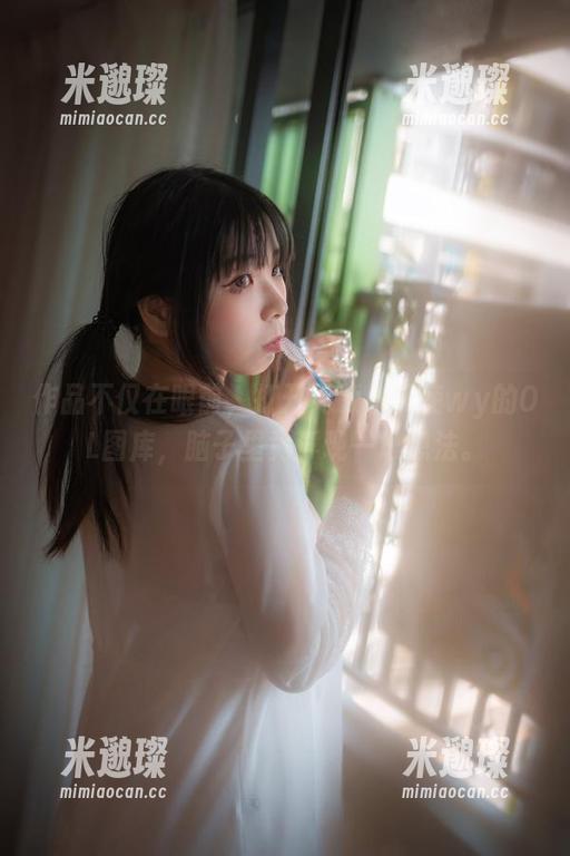 作品不仅在眼前，打开无颜小天使wy的OL图库，脑子里竟浮现一堆想法。