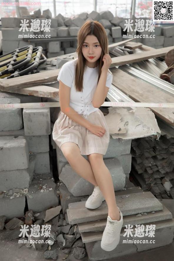 梦丝女神-晓晓 梦丝女神 - 这份白色图集里,晓晓的姿态让我有些分心了