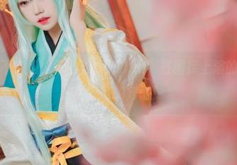 圣诞快乐？不，是“猫君君MaoJun”在图库上演的一场猫和金色彩带的对话！