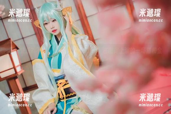 圣诞快乐？不，是“猫君君MaoJun”在图库上演的一场猫和金色彩带的对话！