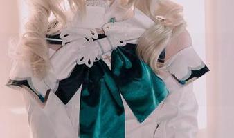 白莉爱吃巧克力放松在浴缸里的那套图，真是水光潋滟啊