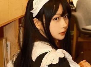 白莉爱吃巧克力最新作品，泳装进化论——谁还敢说她只会穿毛衣？