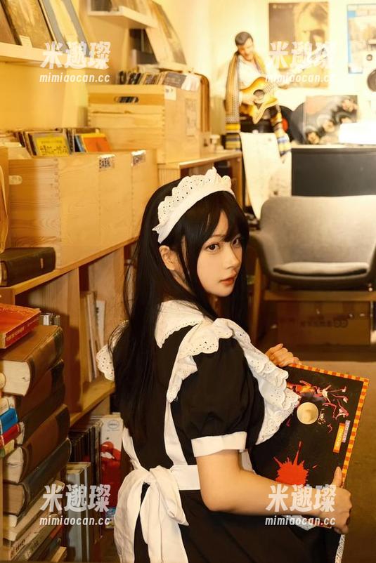 白莉爱吃巧克力最新作品，泳装进化论——谁还敢说她只会穿毛衣？