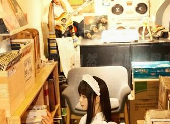 无圣光的白莉爱吃巧克力原图里，那女孩的每个动作都那么自然，像随性飘来的微风。