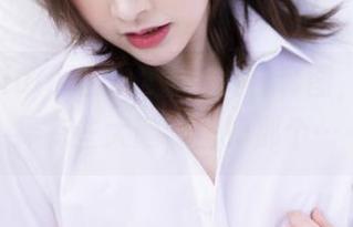 白露Bululu这次的最新女神套图，配色选择有些大胆，比如那个…