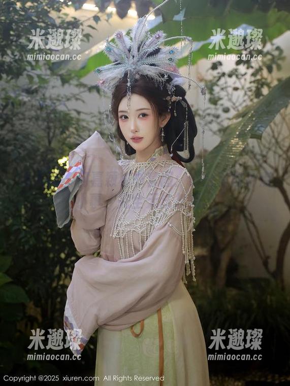 秀人网-何嘉颖 秀人网 - 何嘉颖秘书套图:办公室内那点小事,完全无法忽视。