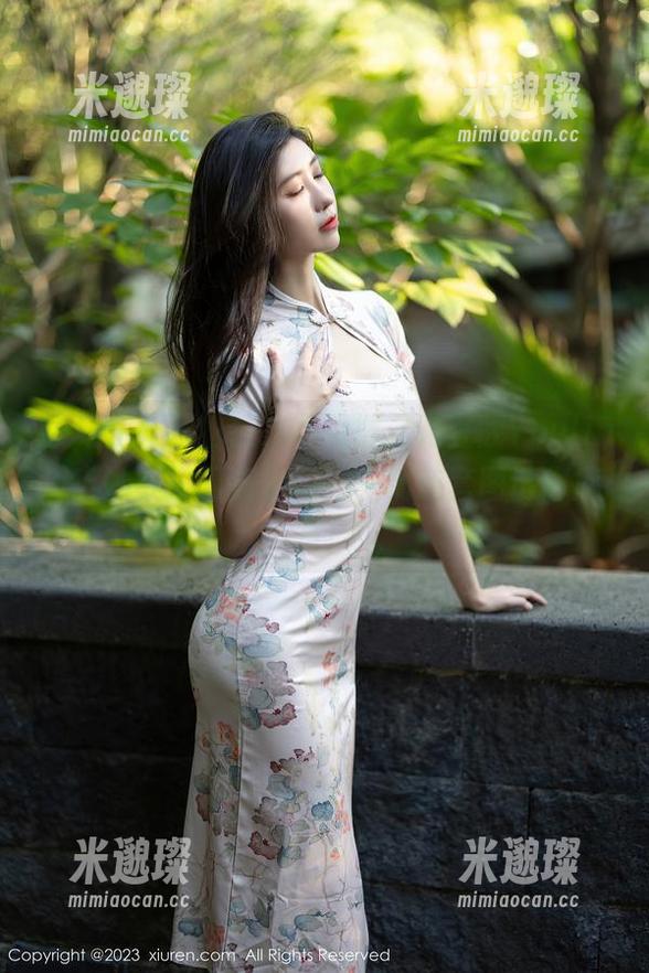 秀人网 - 职业装？不见得，兜豆靓Youlina巧妙穿搭闪亮出场——精选套图请您欣赏！