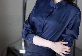 秀人网 – 芝芝booty泳池图包，水花四溅却又不湿衣服