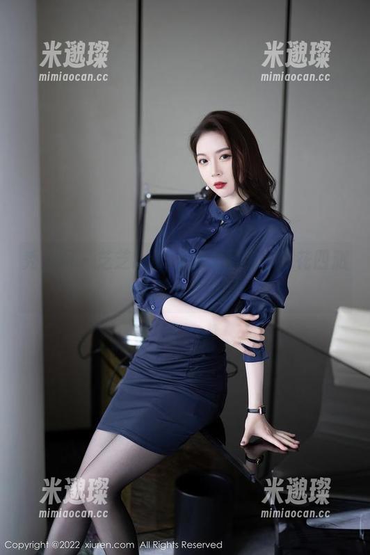 秀人网 - 芝芝booty泳池图包，水花四溅却又不湿衣服