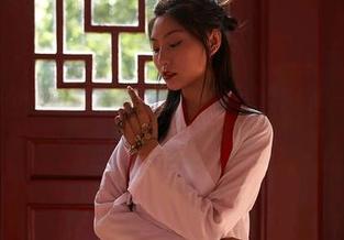 蜜桃社 – Rola的内衣写真不仅是在展示，更多的是一种随意的邀请，一幅让人心浮气躁的壁纸。