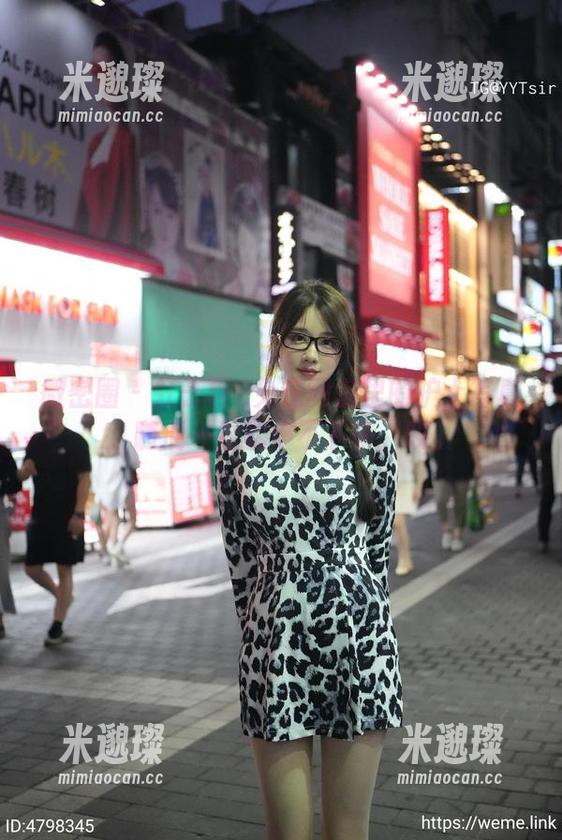 微密圈 - 轩子巨2兔在网盘里的护士写真，随便一看就停不下来，哎。