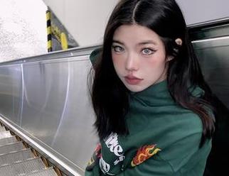 微密圈 – 陈佩奇的紫丝美腿在写真集里闪耀，原图好像也不错？我也懵。