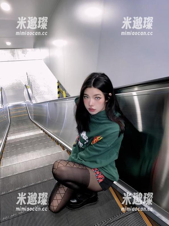 陈佩奇 微密圈 - 陈佩奇的紫丝美腿在写真集里闪耀,原图好像也不错?我也懵。
