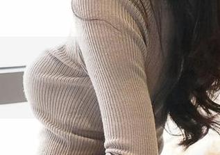 青豆客 – 岑苑之barbiebaby私拍的泳装，图片里意外透露出的几分慵懒。