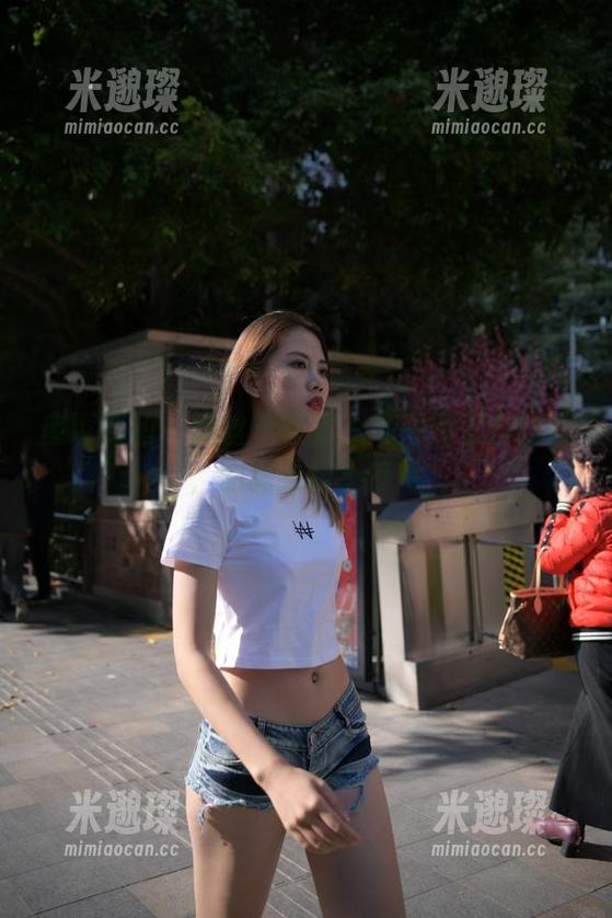 魔镜街拍-婷婷 魔镜街拍 - 黑丝控必看:婷婷的工作日常,图库更新不停电
