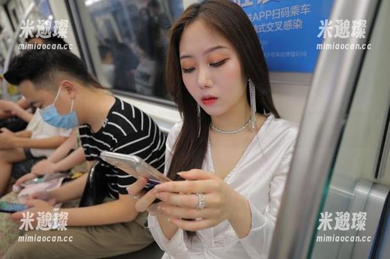 魔镜街拍 - 曼曼最新写真集：“温柔”就像我们的一种坚持吧