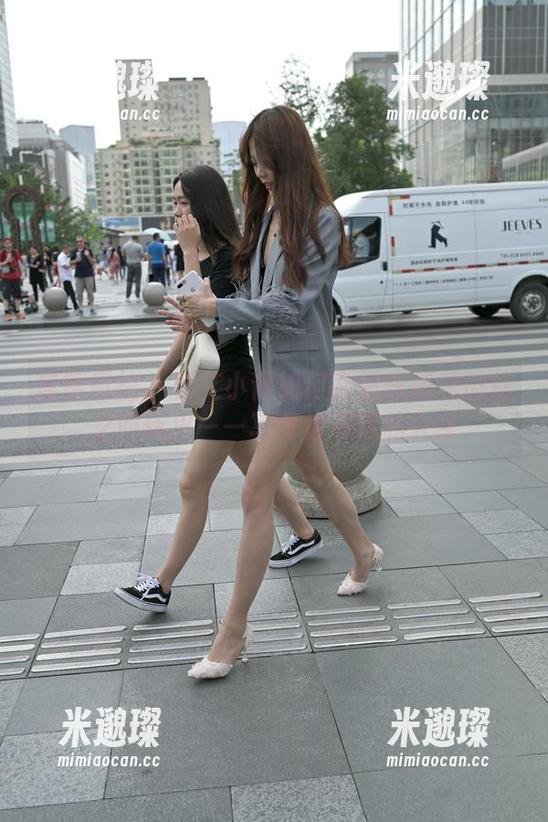 魔镜街拍-艾小青 魔镜街拍 - 看艾小青如何在超短裙和肉丝之间玩火——写真集不藏私分享
