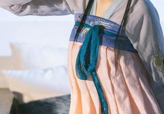 就是鹿八岁baby——这“女上司和女下属”，好想有个办公室讨论会，下载作品集先看看吧！