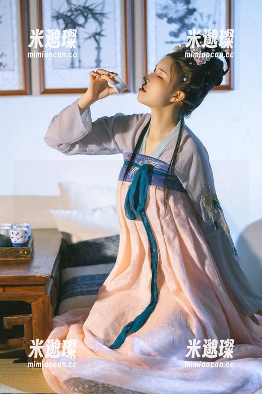 就是鹿八岁baby——这“女上司和女下属”，好想有个办公室讨论会，下载作品集先看看吧！